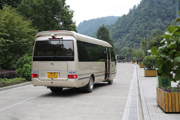 前后玻璃均采用黑帶處理，整體視覺優(yōu)雅尊貴 江淮寶斯通