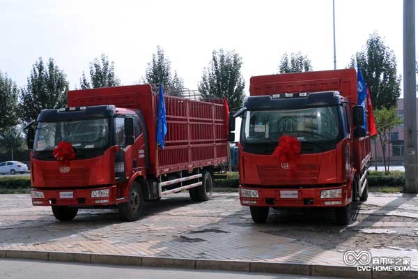 J6L運(yùn)糧車采用237x75x（7+4）mm雙層高強(qiáng)度車架，一汽原廠匹配的拉糧不漲車廂和解放成熟的435型10噸級(jí)后橋。 解放J6L