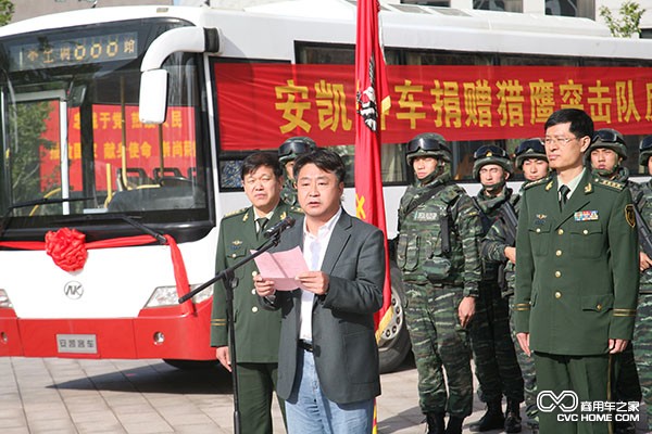 心系社會 安凱反恐演練車助“獵鷹”反恐