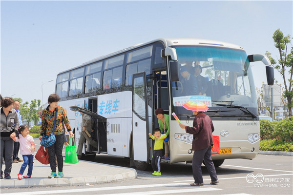 走下園博會專線車，游客們的內(nèi)心滿是期待.jpg